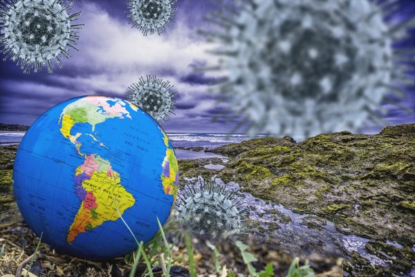 Globo pousado em uma planície e várias células do Covid-19 em vola