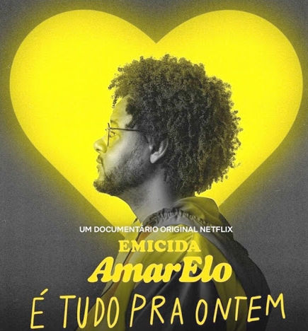Cartaz do filme do Emicida AmarElo: é tudo pra ontem. No cartaz, aparece o rapper Emicida de perfil em preto e branco. Atrás um coração amarelo e a escrita com o nome do filme em amarelo abaixo do cantor.