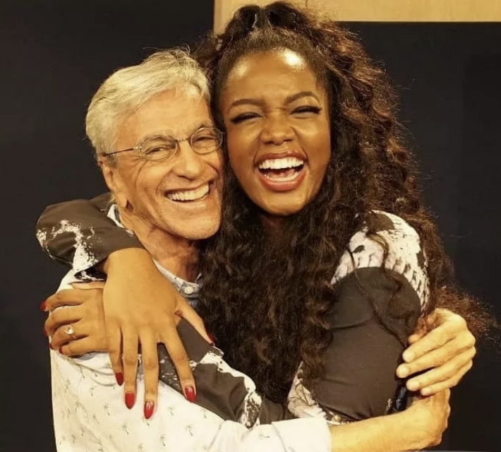 Foto Iza e Caetano Veloso abraçados e sorrindo 