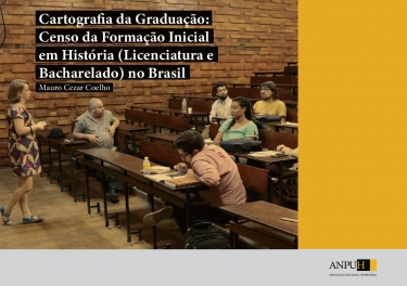 Fotografia com seis pessoas reunidas em uma sala de aula, uma delas em pé. O título segue com sombra preta e letras brancas.