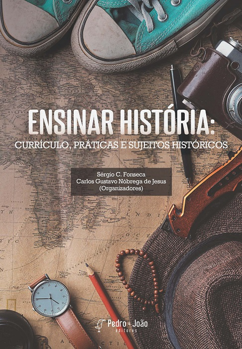 Título do livro no centro da página e a imagem de uma mapa com objetos em cima ao fundo.